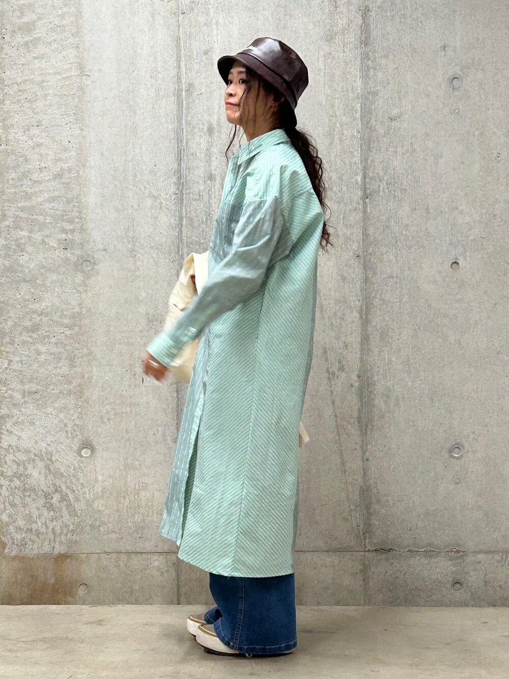 「AVIREX、シャツワンピース、休日スタイル、パンツスタイル、ootd、シンプルコーデ、outfit、お洒落さんとつながりたい、オトナカワイイ、AVIREXBelle」｜「AVIREXの【直営店限定】フェイクレザー バケットハット/ FAKE LEATHER BUCKET HAT（ハット、ブラウン系）」を使った、Yasさん（レディース・156cm）の春コーディネートの2枚目の写真