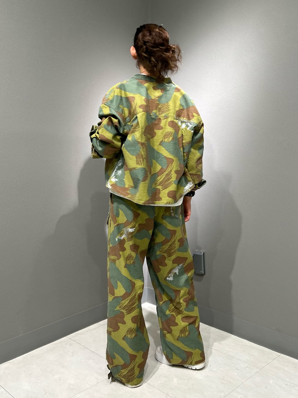 「セットアップ、カモフラ、AVIREX、迷彩、ootd、迷彩パンツ、outfit、大人カジュアルコーデ、オトナ女子、AVIREXBelle」｜「AVIREXのCAMOUFLAGE SHORT SHIRTS/カモフラージュショートシャツ（シャツ/ブラウス、グリーン系）」を使った、Yasさん（レディース・156cm）の夏コーディネートの3枚目の写真