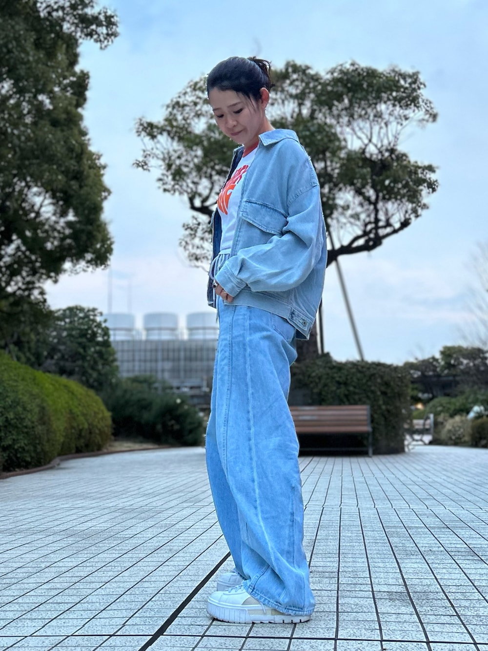 「デニムジャケット、AVIREX、デニムパンツ、大人コーデ、ootd、春コーデ、デニムコーデ、outfit、AVIREXBelle、春服コーデ」｜「UNIVERSAL OVERALLの《AVIREX×UNIVERSAL OVERALL》DENIM WORK JACKET/アヴィレックス×ユニバーサルオーバーオール デニムワークジャケット（デニムジャケット、ブルー系）」を使った、Yasさん（レディース・156cm）の春コーディネートの2枚目の写真