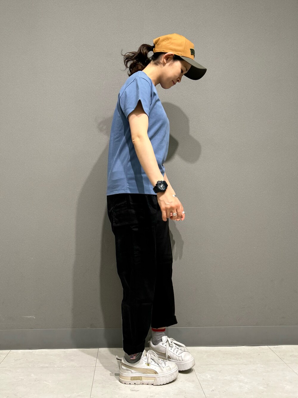「AVIREX、大人コーデ、定番、春、ootd、シンプルスタイル、デニムコーデ、outfit、大人かわいい、AVIREXBelle」｜「AVIREXのHAND LIKE EMBROIDERY T-SHIRT/ハンドライク刺繍Tシャツ（Tシャツ/カットソー、ブルー系）」を使った、Yasさん（レディース・156cm）の春コーディネートの3枚目の写真
