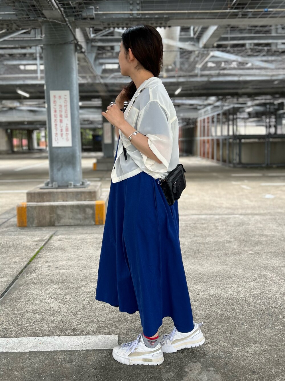 「AVIREX、大人コーデ、リラックススタイル、ootd、ワンピーススタイル、夏服、outfit、大人かわいい、大人カジュアルコーデ、AVIREXBelle」｜「AVIREXのDENIM POCKET FLARE ONEPICE/デニム ポケット フレア ワンピース（ワンピース、ブルー系）」を使った、Yasさん（レディース・156cm）の春コーディネートの2枚目の写真