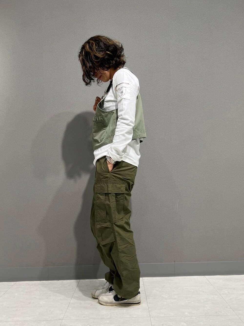 「AVIREX、ベスト、カーゴパンツ、オリーブ、ootd、カジュアルコーデ、outfit、AVIREXBelle、セージグリーン、スノーパンツ」｜「AVIREXのファティーグロングスリーブティーシャツ/ L/S FATIGUE T-SHIRT（Tシャツ/カットソー、ホワイト系）」を使った、Yasさん（レディース・156cm）の冬コーディネートの3枚目の写真