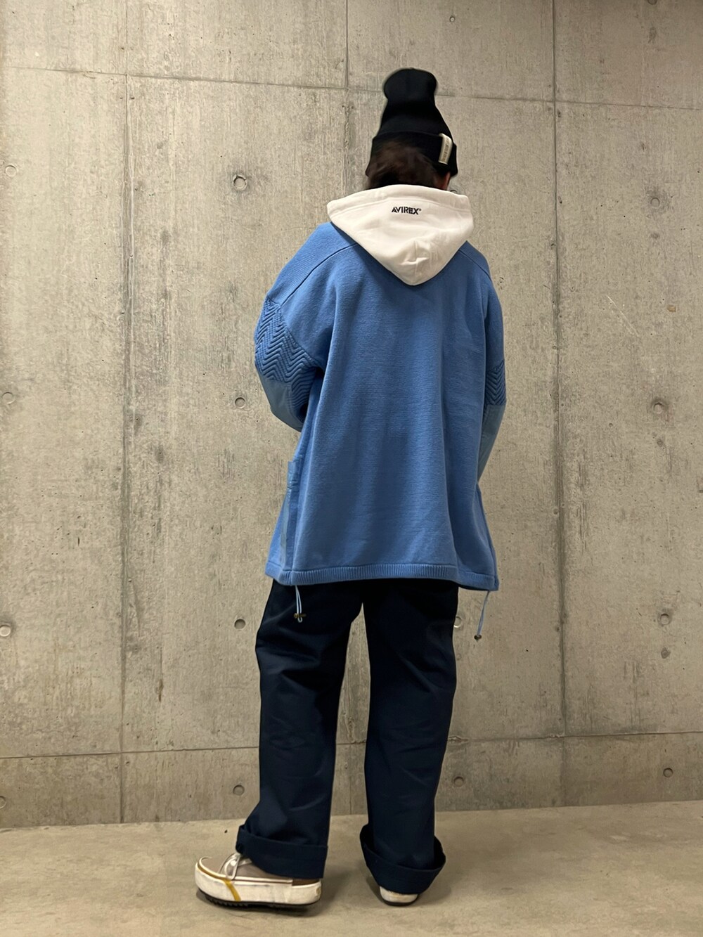 「パーカー、サロペット、オーバーオール、AVIREX、Dickies、ootd、シンプルスタイル、outfit、オトナカジュアル、AVIREXBelle」｜「Dickiesの【Dickies × AVIREX】コットン ニット ワッチキャップ / COTTON KNIT WATCH CAP / アヴィレックス / ディッキーズ（ニットキャップ/ビーニー、ブラック系）」を使った、Yasさん（レディース・156cm）の冬コーディネートの3枚目の写真
