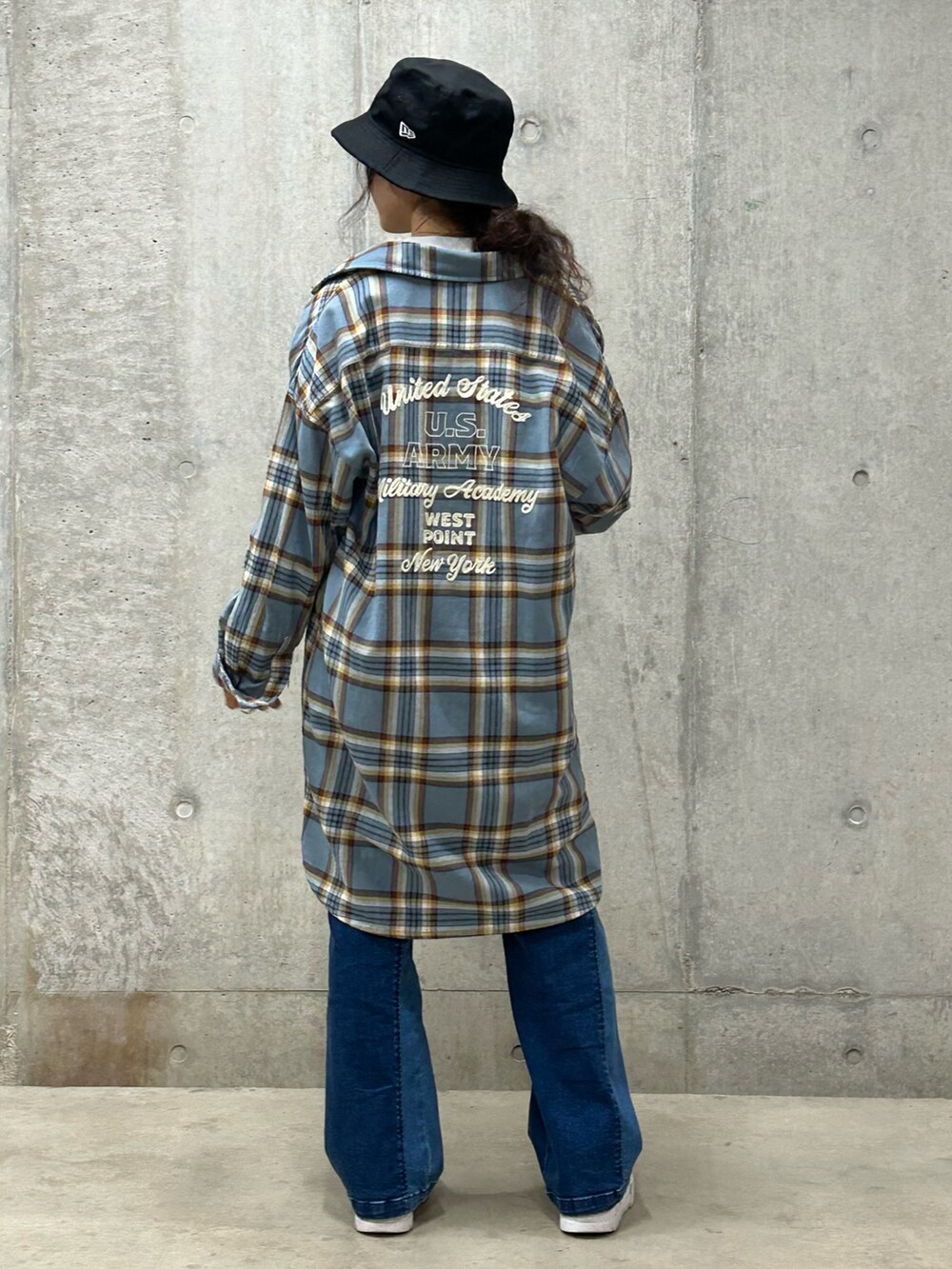 「AVIREX、シャツワンピ、休日コーデ、ootd、シャツスタイル、シンプルスタイル、outfit、オトナ女子、AVIREXBelle、秋服準備はじめました」｜「AVIREXのREMAKE DENIM SEMI FLARE WITH PRINT/ リメイクデニム セミフレア― ウィズプリント（デニムパンツ、ブルー系）」を使った、Yasさん（レディース・156cm）の秋コーディネートの2枚目の写真
