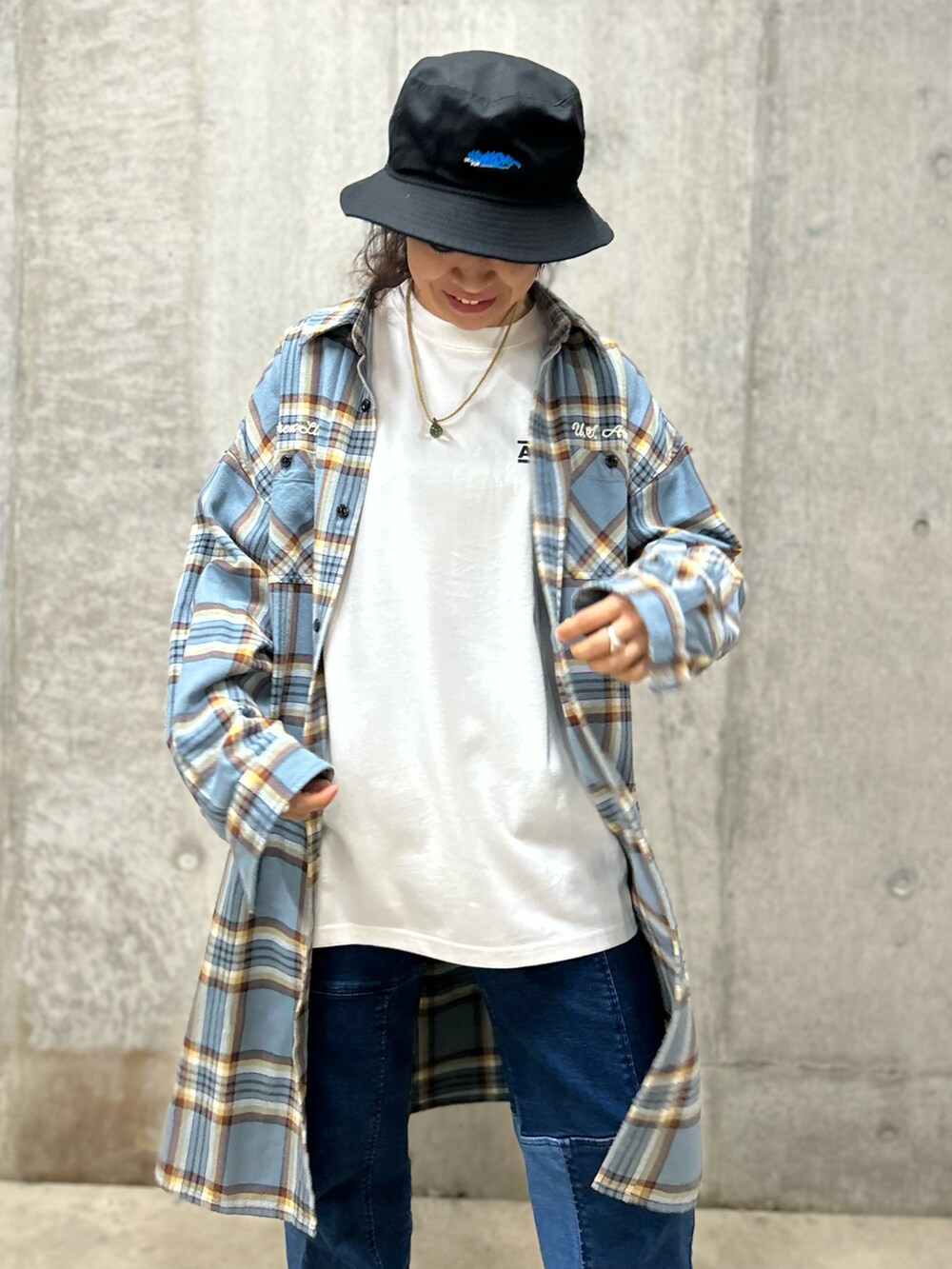 「AVIREX、シャツワンピ、休日コーデ、ootd、シャツスタイル、シンプルスタイル、outfit、オトナ女子、AVIREXBelle、秋服準備はじめました」｜「AVIREXのREMAKE DENIM SEMI FLARE WITH PRINT/ リメイクデニム セミフレア― ウィズプリント（デニムパンツ、ブルー系）」を使った、Yasさん（レディース・156cm）の秋コーディネートの3枚目の写真