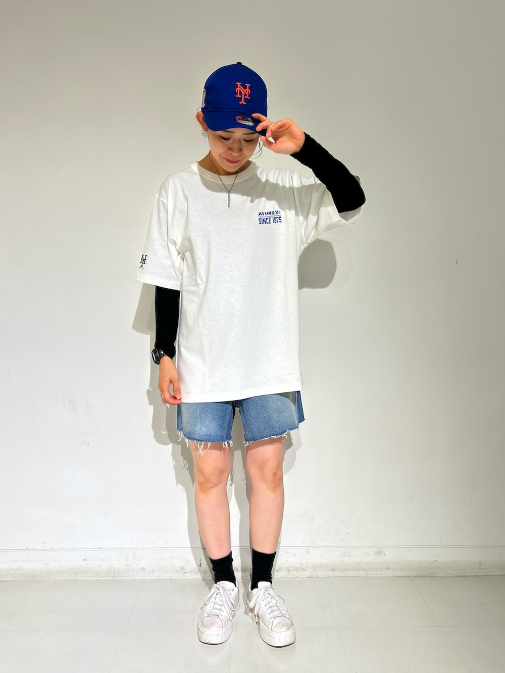 「デニム、AVIREX、NEWERA、NEW ERA、ootd、白Tシャツ、outfit、MLB、AVIREXBelle、MLBコラボ」｜「MLBのAVIREX × NEW YORK METS T-SHIRT（Tシャツ/カットソー、ホワイト系）」を使った、Yasさん（レディース・156cm）の夏コーディネートの2枚目の写真