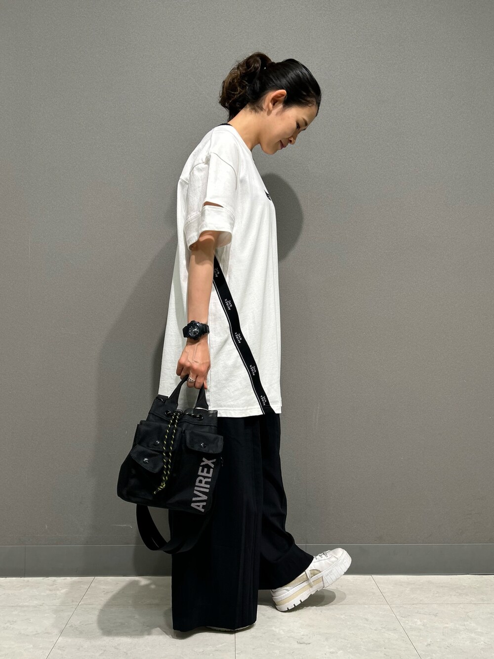 「ワンピース、AVIREX、ワイドパンツ、ootd、ワンピーススタイル、夏服、outfit、大人かわいい、大人カジュアルコーデ、AVIREXBelle」｜「AVIREXのCUFFS OPEN LOGO TAPE EMBROIDERED ONEPIECE/カフスオープンロゴテープ刺繍ワンピース（ワンピース、ホワイト系）」を使った、Yasさん（レディース・156cm）の春コーディネートの3枚目の写真