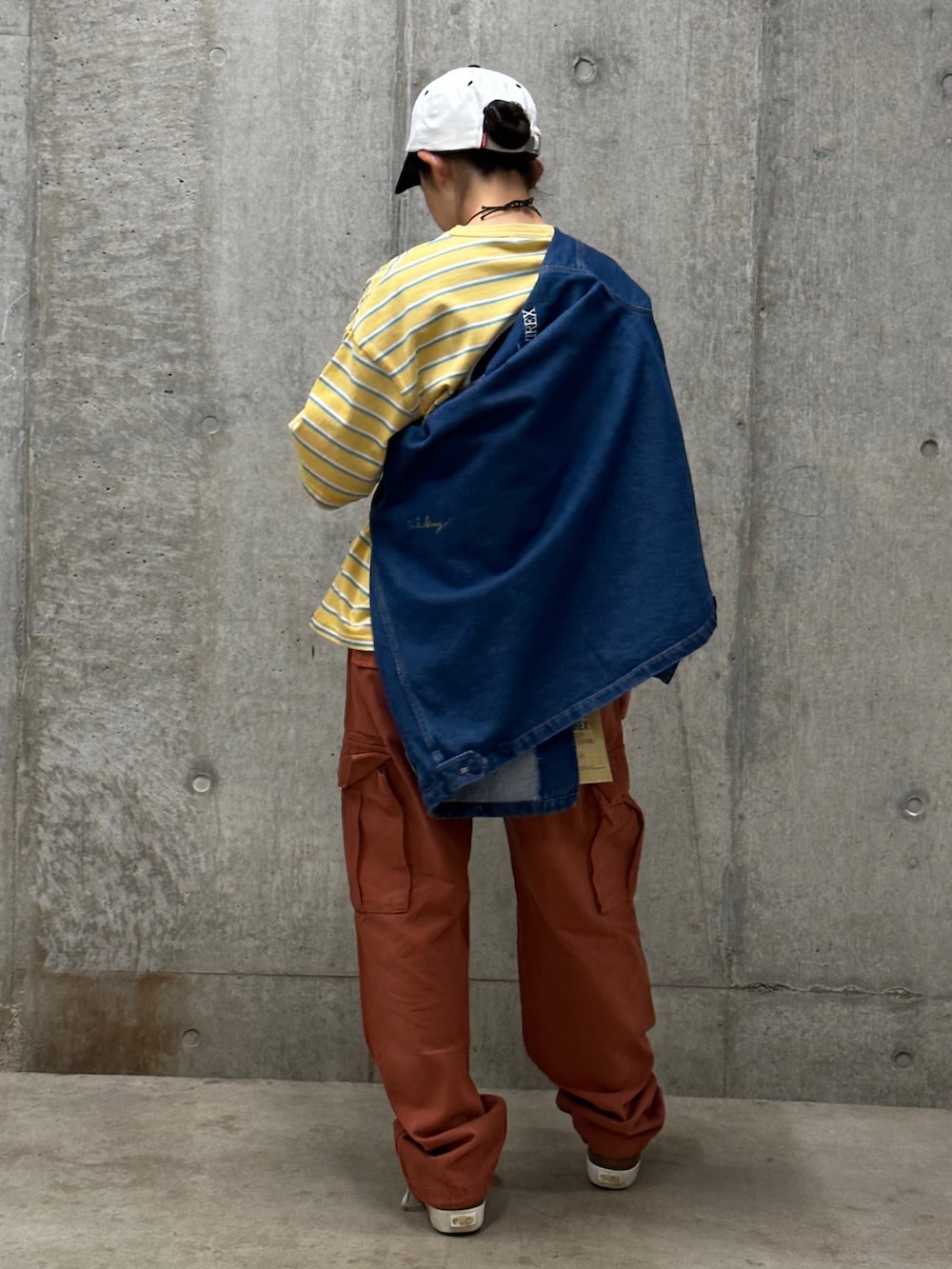 イエロー系のTシャツ/カットソー、その他のその他アウター、レッド系のカーゴパンツを着用したレディースの春コーディネートの3枚目の写真