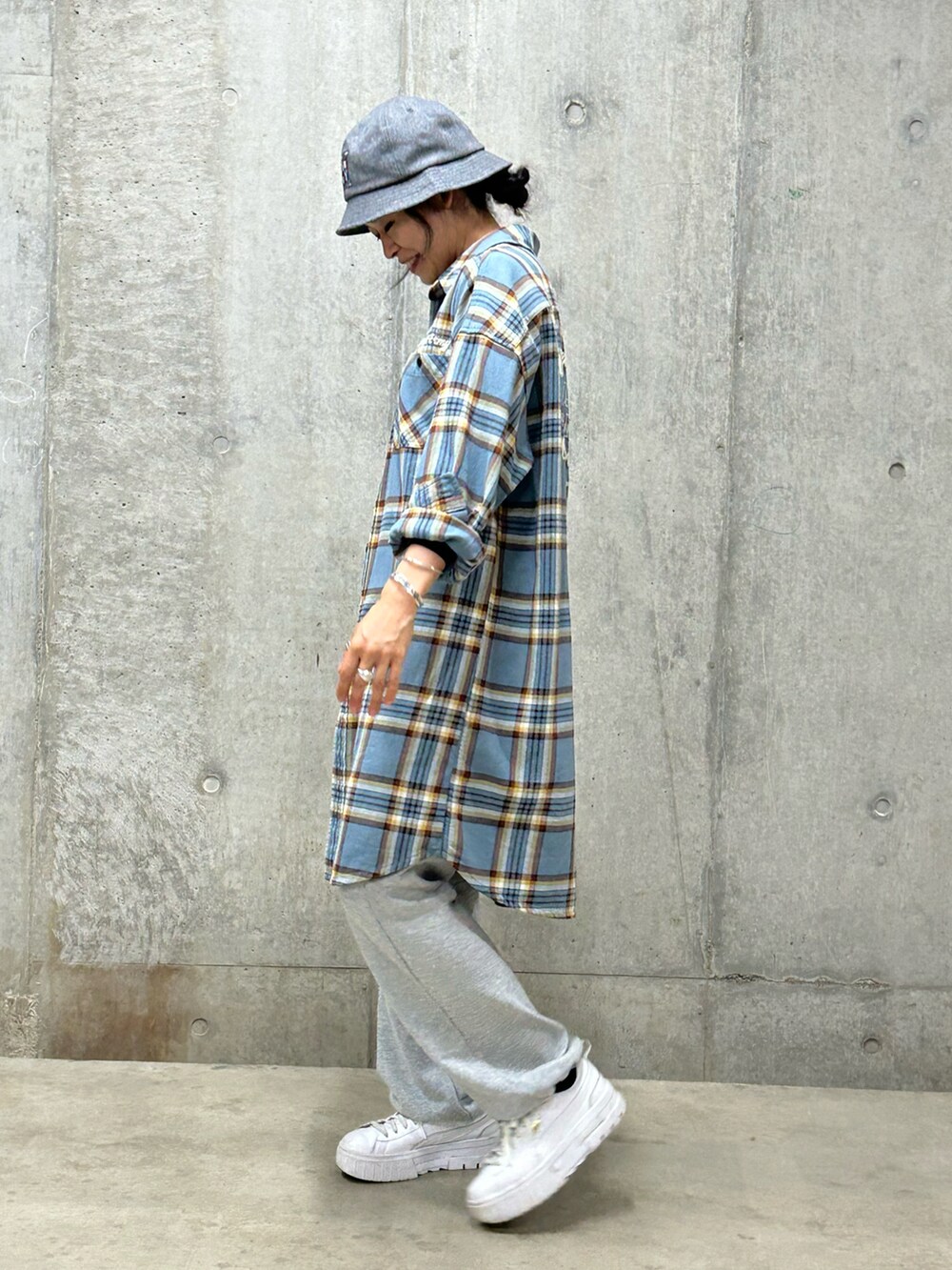 「シンプル、AVIREX、お出かけコーデ、シャツワンピ、休日コーデ、ootd、outfit、オトナカジュアル、オトナ女子、AVIREXBelle」｜「AVIREXのWAPPEN METRO HAT / ワッペン メトロ ハット / AVIREX / アヴィレックス（ハット、グレー系）」を使った、Yasさん（レディース・156cm）の夏コーディネートの2枚目の写真