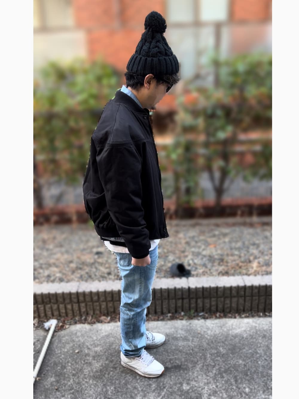 ブルー系のデニムジャケットを着用したメンズの冬コーディネートの2枚目の写真