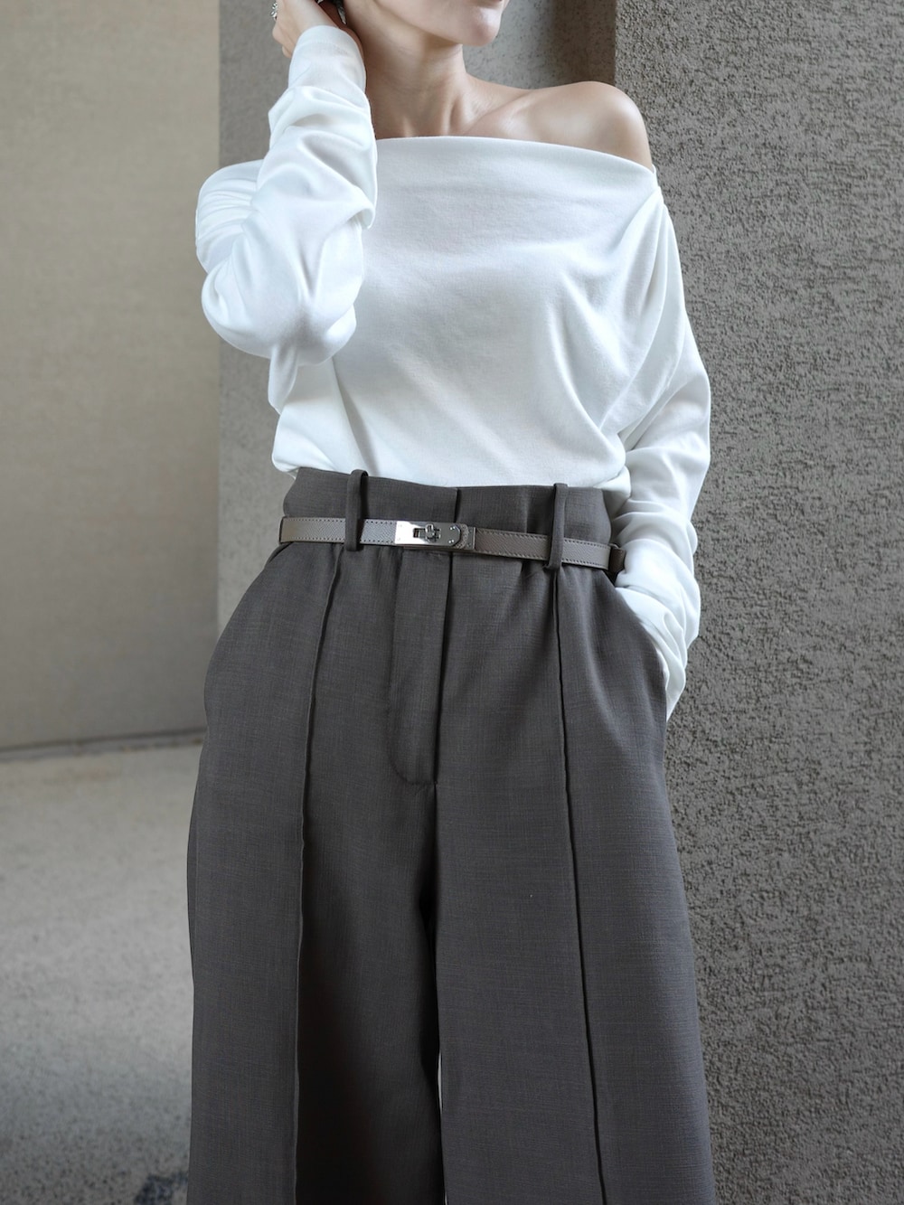 ホワイト系のTシャツ/カットソー、グリーン系のパンツを着用したレディースの春コーディネートの2枚目の写真