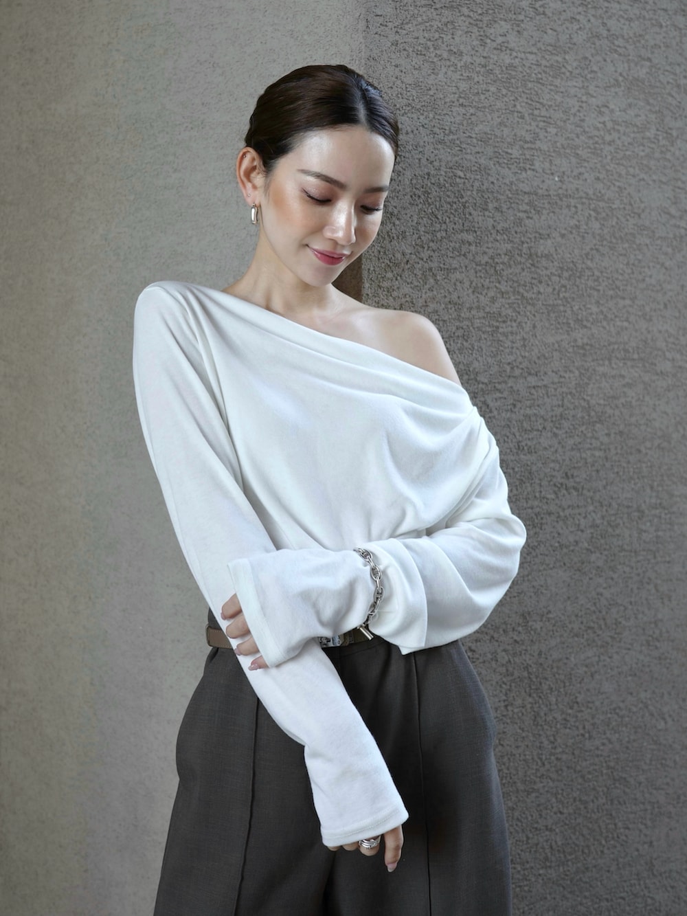 ホワイト系のTシャツ/カットソー、グリーン系のパンツを着用したレディースの春コーディネートの3枚目の写真