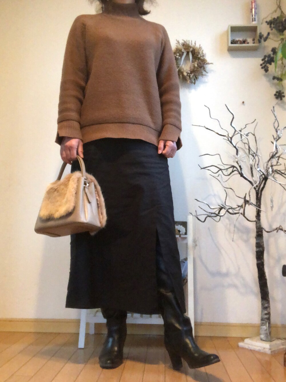 ホワイト系のその他アウター、ブラック系のブーツ、ブラック系のスカートを着用したレディースの冬コーディネートの2枚目の写真