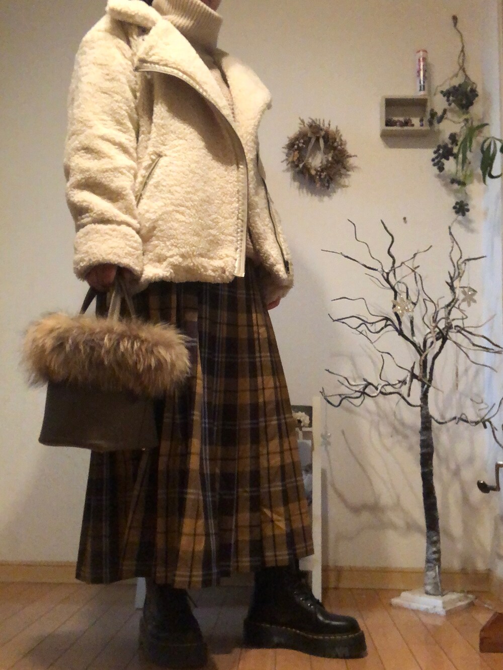 ベージュ系のトートバッグ、ベージュ系のニット/セーター、ブラウン系のスカートを着用したレディースの冬コーディネートの2枚目の写真