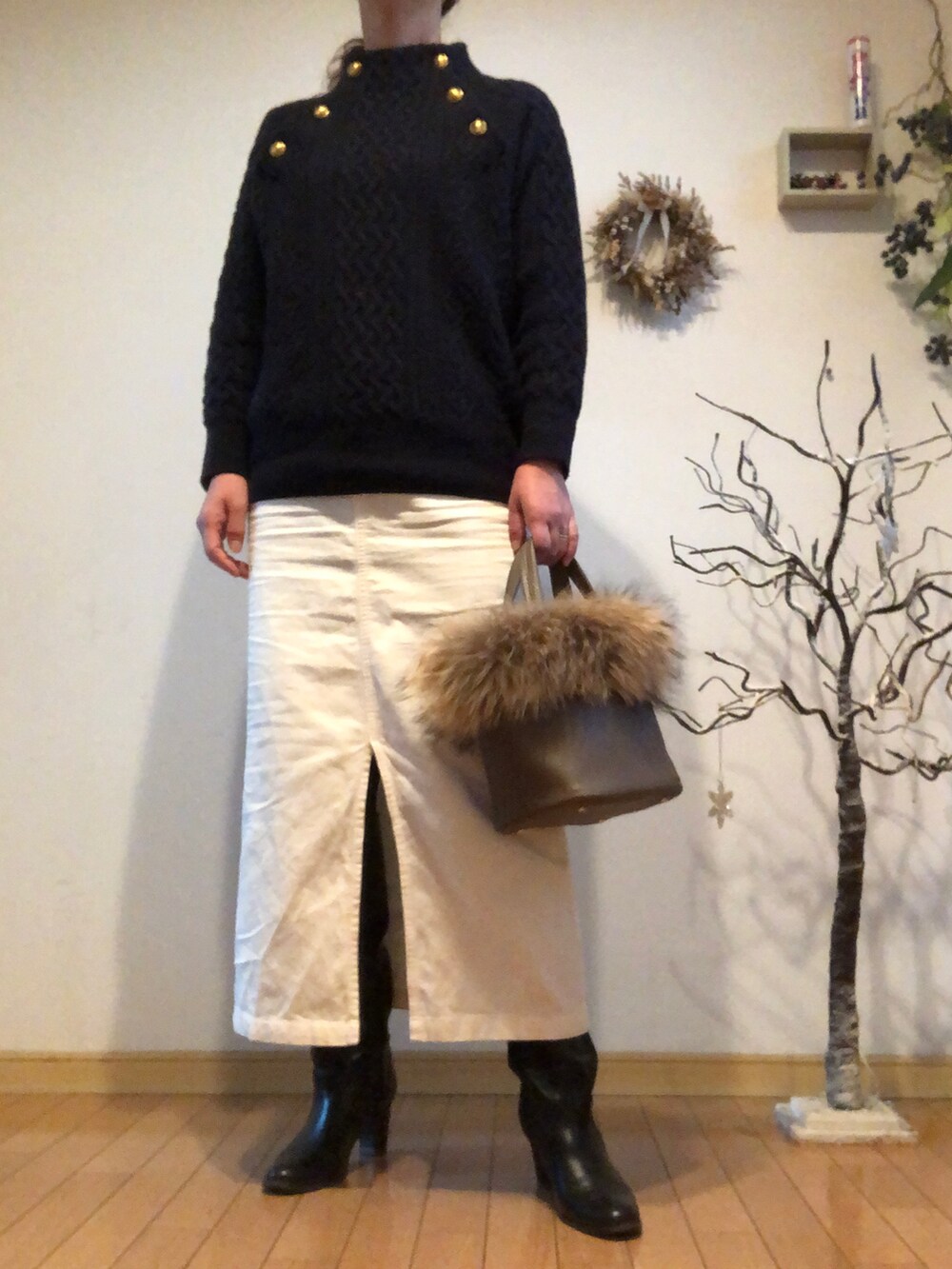 ベージュ系のトートバッグ、ブルー系のニット/セーター、ブルー系のその他アウターを着用したレディースの冬コーディネートの2枚目の写真