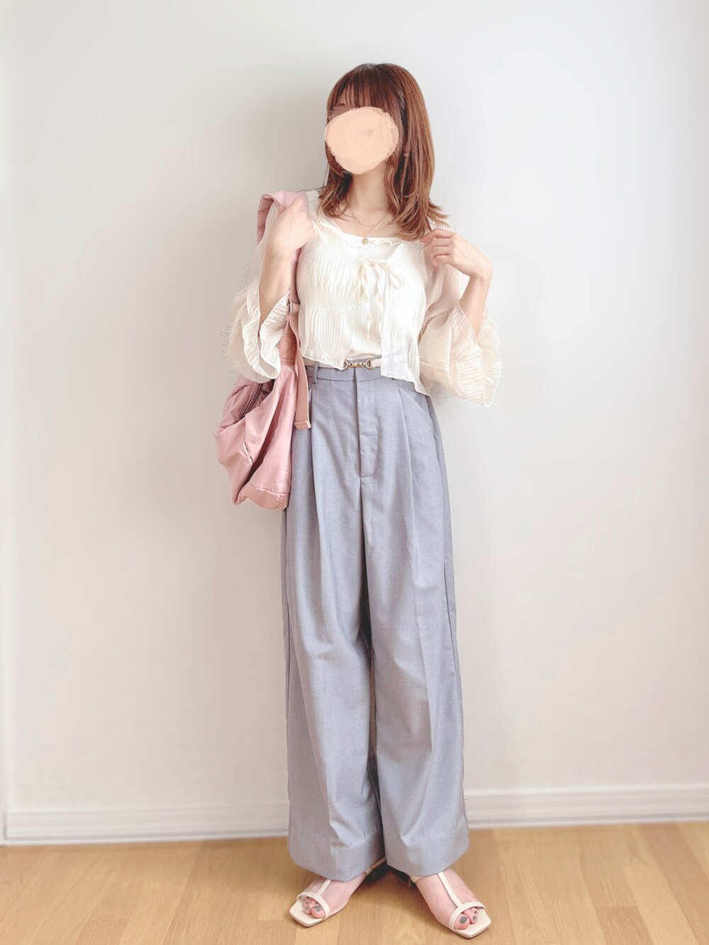 ホワイト系のシャツ/ブラウス、グレー系のスラックス、ピンク系のショルダーバッグを着用したレディースの秋コーディネートの3枚目の写真