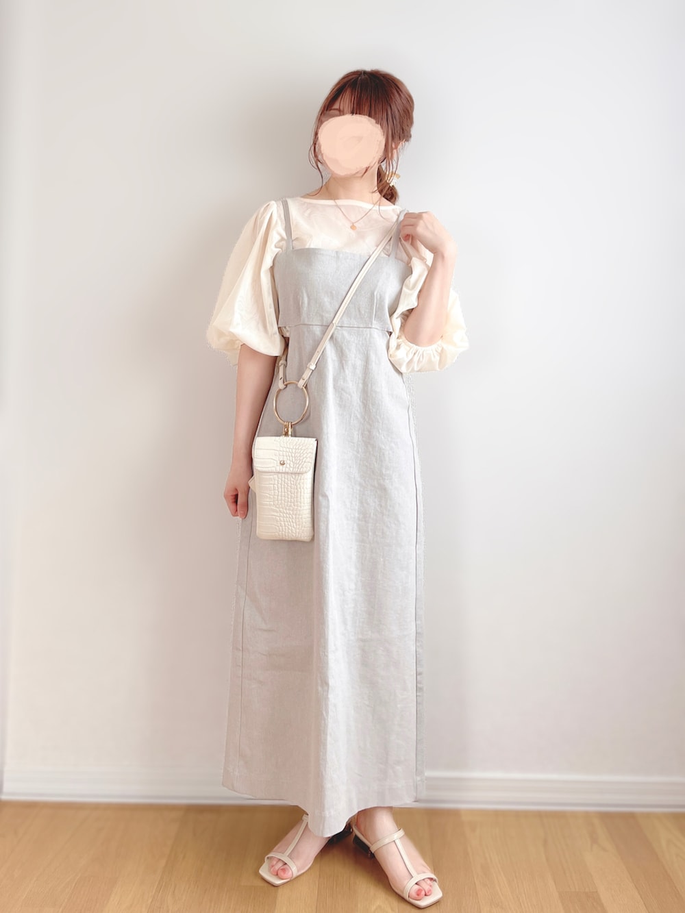 グレー系のワンピース、シルバー系のショルダーバッグ、ベージュ系のサンダルを着用したレディースの夏コーディネートの4枚目の写真