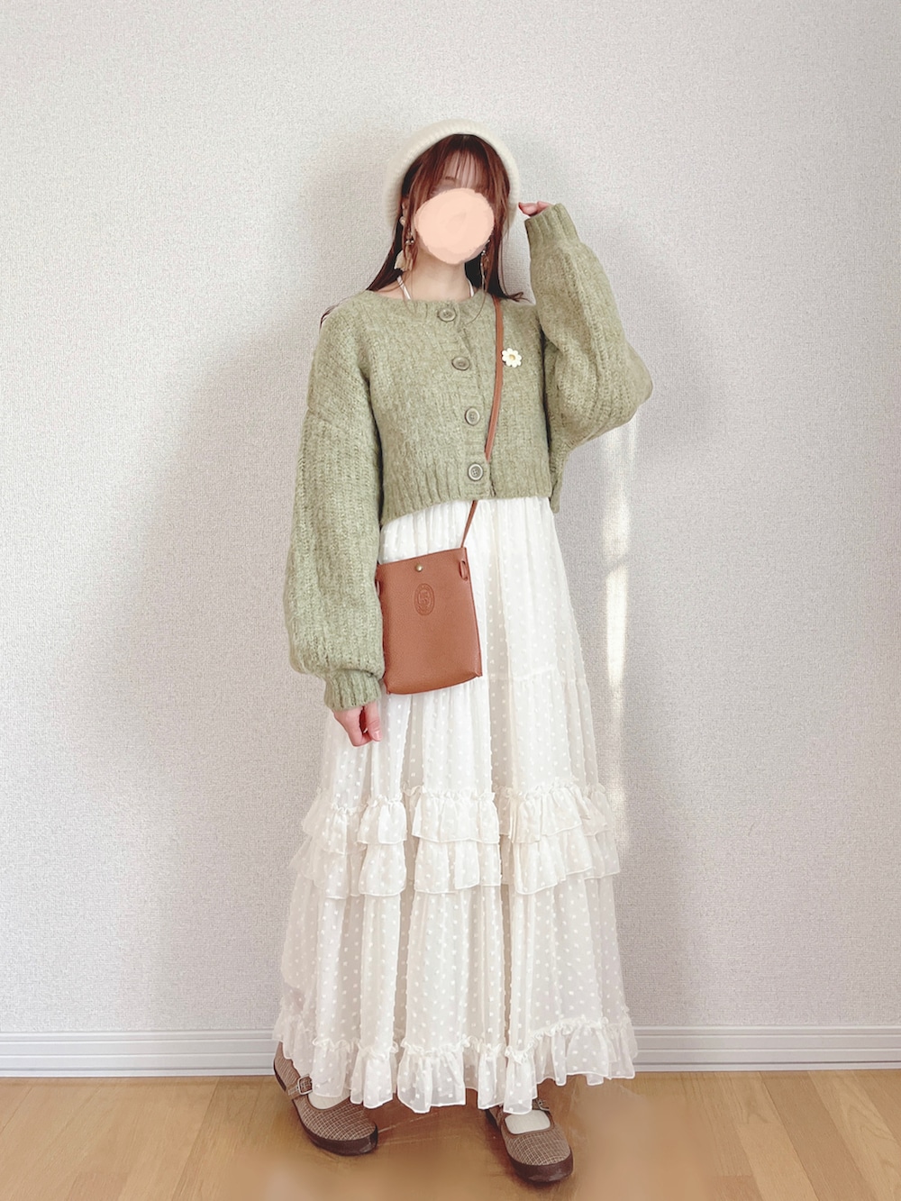 グリーン系のトップス、ホワイト系のTシャツ/カットソー、ホワイト系のワンピースを着用したレディースの冬コーディネートの3枚目の写真