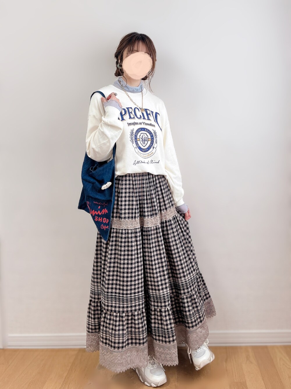 ホワイト系のスウェット、ブルー系のTシャツ/カットソー、ベージュ系のスニーカーを着用したレディースの春コーディネートの3枚目の写真