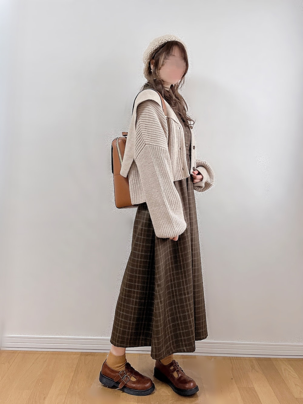 グリーン系のワンピース、ベージュ系のカーディガン/ボレロ、イエロー系のバックパック/リュックを着用したレディースの冬コーディネートの4枚目の写真