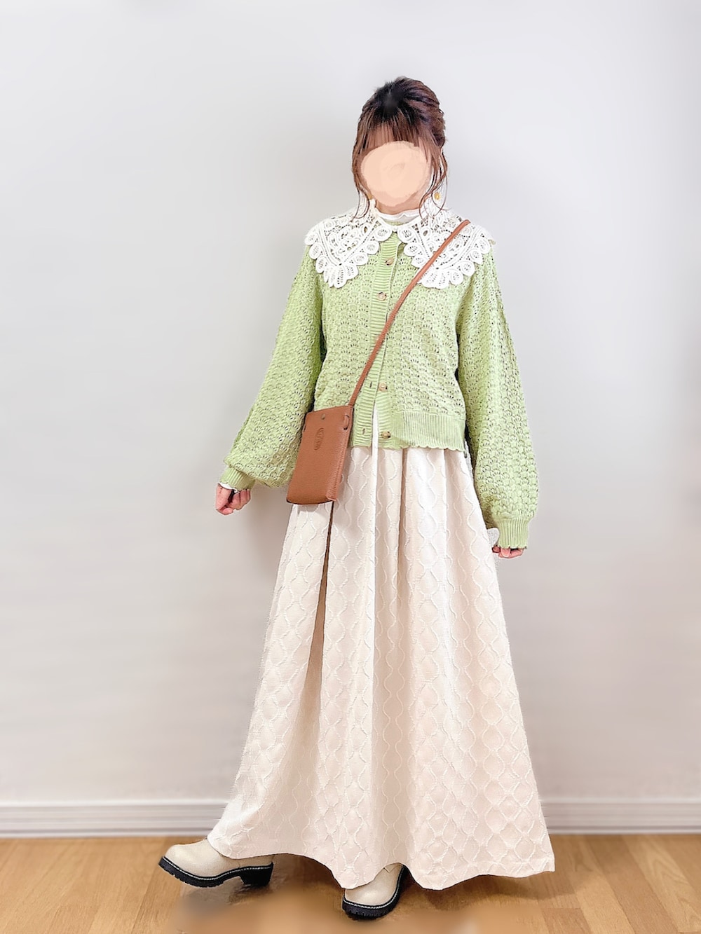 グリーン系のカーディガン/ボレロ、ホワイト系のワンピース、ベージュ系のその他シューズを着用したレディースの冬コーディネートの2枚目の写真