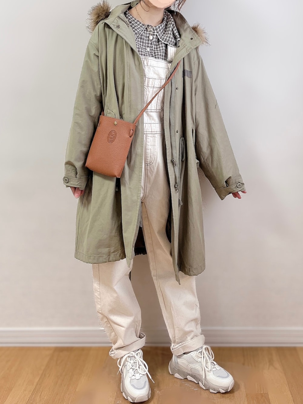 グレー系のシャツ/ブラウス、グリーン系のモッズコート、ホワイト系のサロペット/オーバーオールを着用したレディースの冬コーディネートの5枚目の写真