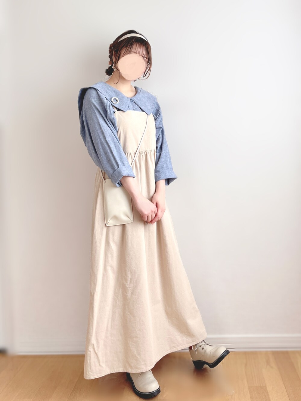 ホワイト系のショルダーバッグ、ベージュ系のその他シューズ、レッド系のソックス/靴下を着用したレディースの夏コーディネートの5枚目の写真