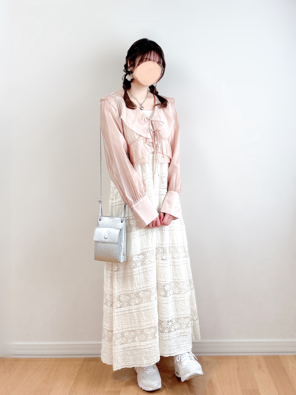 ピンク系のシャツ/ブラウス、ホワイト系のワンピース、ベージュ系のスニーカーを着用したレディースの夏コーディネートの2枚目の写真