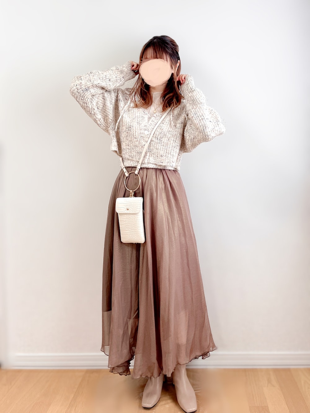 ホワイト系のカーディガン/ボレロ、ベージュ系のブーツ、ホワイト系のTシャツ/カットソーを着用したレディースの秋コーディネートの3枚目の写真