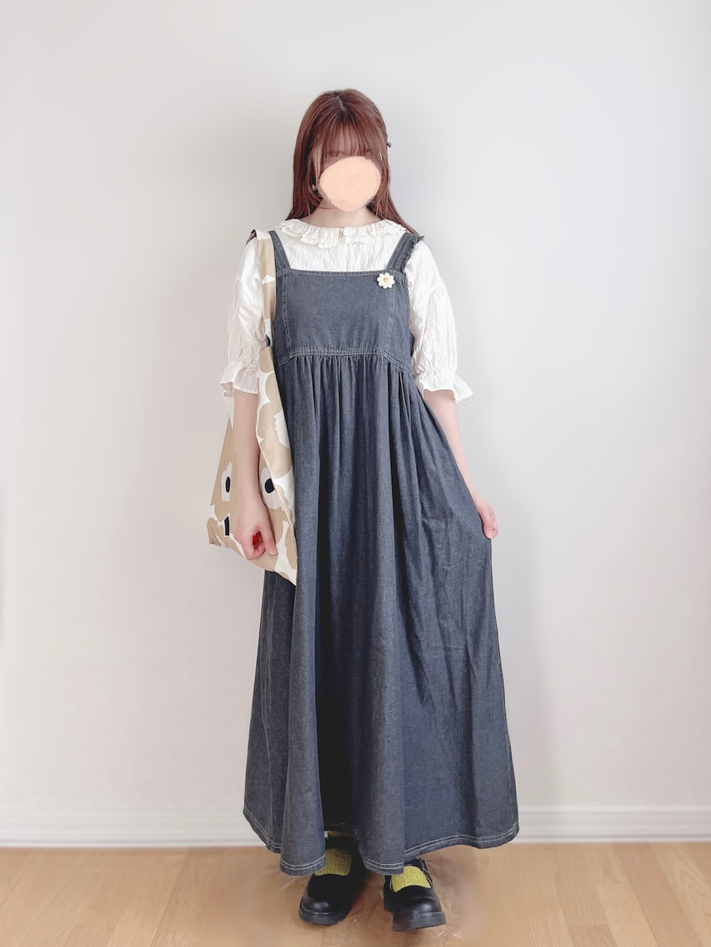 ホワイト系のシャツ/ブラウス、ブラック系のワンピース、ベージュ系のトートバッグを着用したレディースの夏コーディネートの2枚目の写真