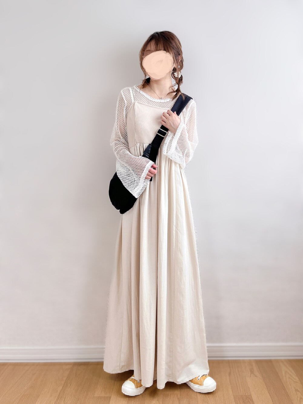 ホワイト系のワンピース、ホワイト系のトップス、ゴールド系のスニーカーを着用したレディースの夏コーディネートの3枚目の写真