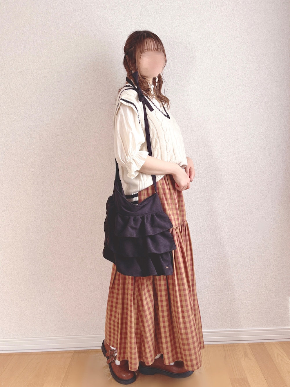 ホワイト系のシャツ/ブラウス、ホワイト系のベスト、ブラック系のトートバッグを着用したレディースの秋コーディネートの4枚目の写真