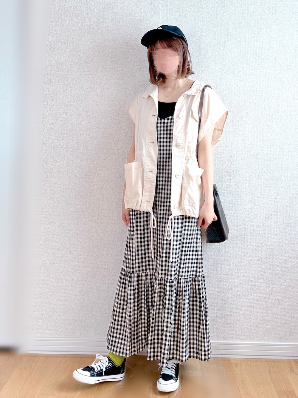 ホワイト系のその他アウター、その他のワンピース、ブラック系のタンクトップを着用したレディースの夏コーディネートの2枚目の写真