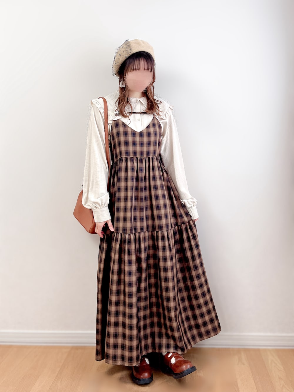 ベージュ系のワンピース、ベージュ系のシャツ/ブラウス、イエロー系のトートバッグを着用したレディースの冬コーディネートの2枚目の写真