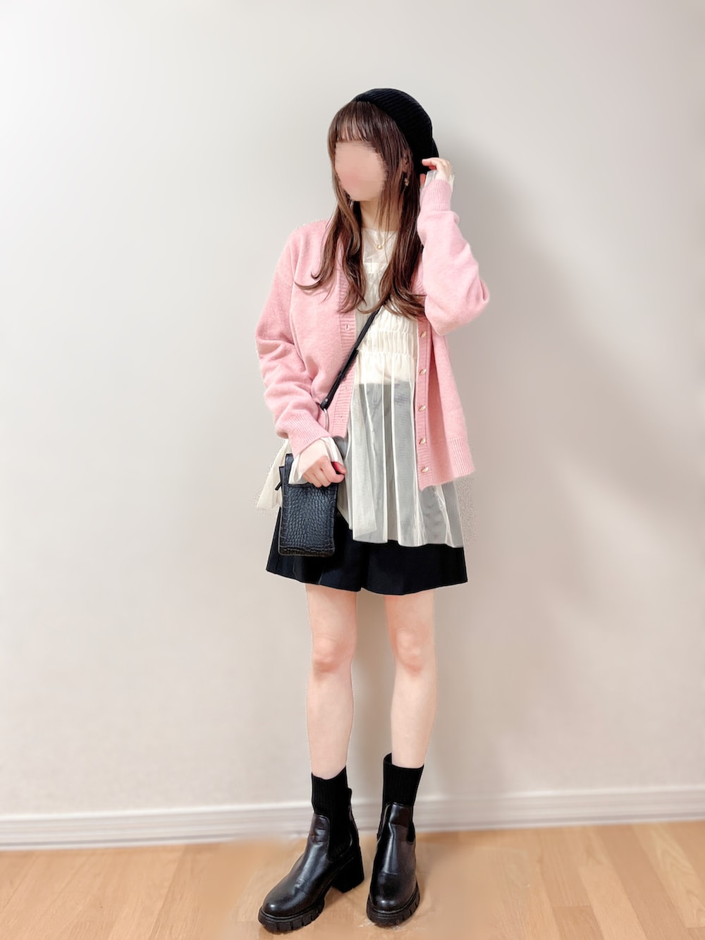 ピンク系のカーディガン/ボレロ、ホワイト系のTシャツ/カットソー、ブラック系のその他パンツを着用したレディースの秋コーディネートの4枚目の写真