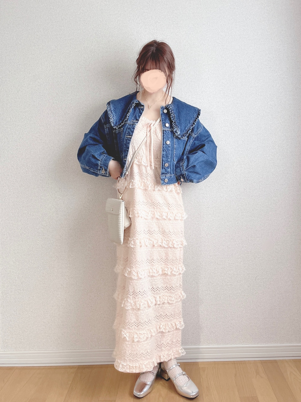 ピンク系のワンピース、ブルー系のジャケット/アウター、シルバー系のパンプスを着用したレディースの夏コーディネートの3枚目の写真