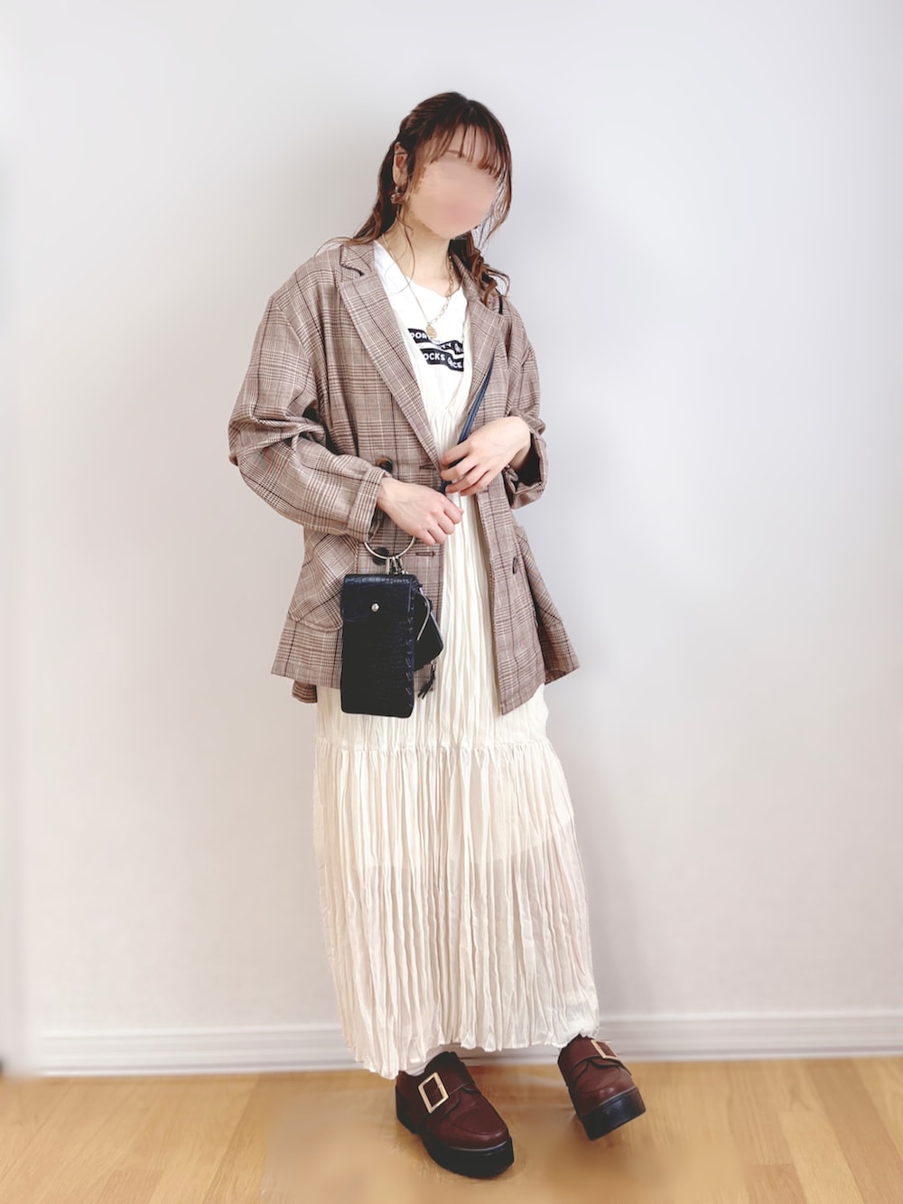 ホワイト系のワンピース、ブラウン系のテーラードジャケット、ブラウン系のローファーを着用したレディースの秋コーディネートの3枚目の写真