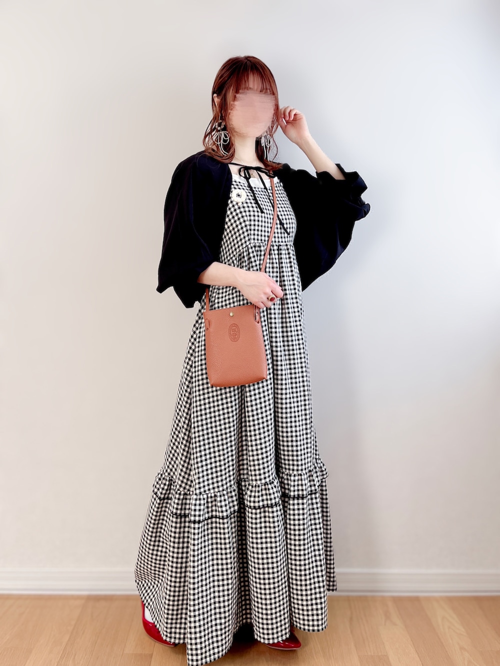 ブラック系のワンピース、ブラック系のシャツ/ブラウス、レッド系のバレエシューズを着用したレディースの夏コーディネートの3枚目の写真