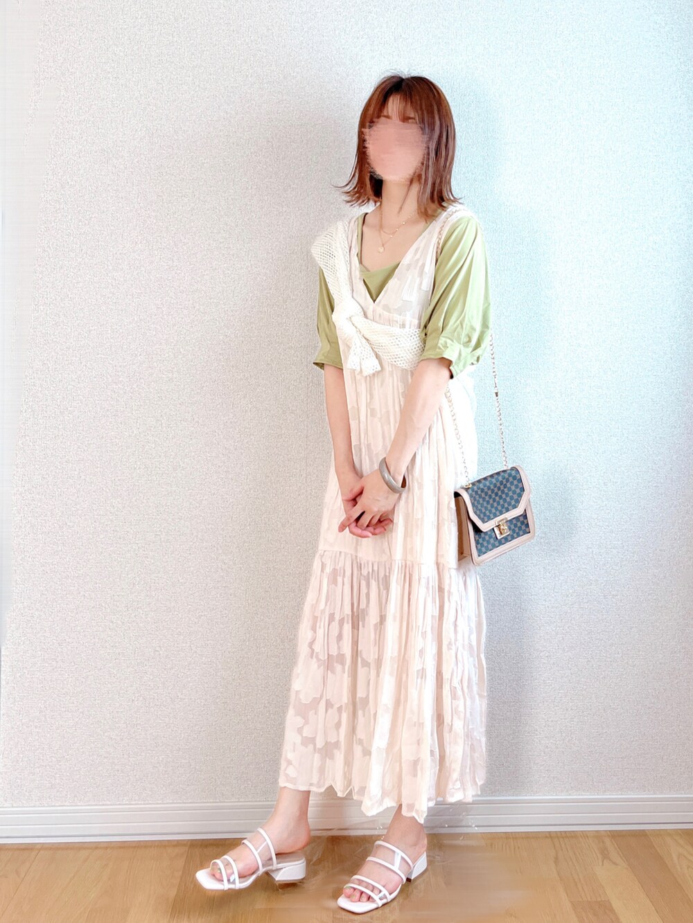グリーン系のTシャツ/カットソー、ホワイト系のワンピース、ホワイト系のトップスを着用したレディースの夏コーディネートの2枚目の写真