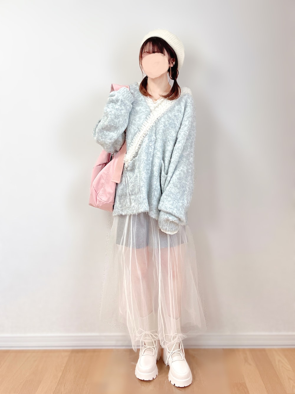 ベージュ系のカーディガン/ボレロ、グレー系のワンピース、ピンク系のショルダーバッグを着用したレディースの冬コーディネートの2枚目の写真