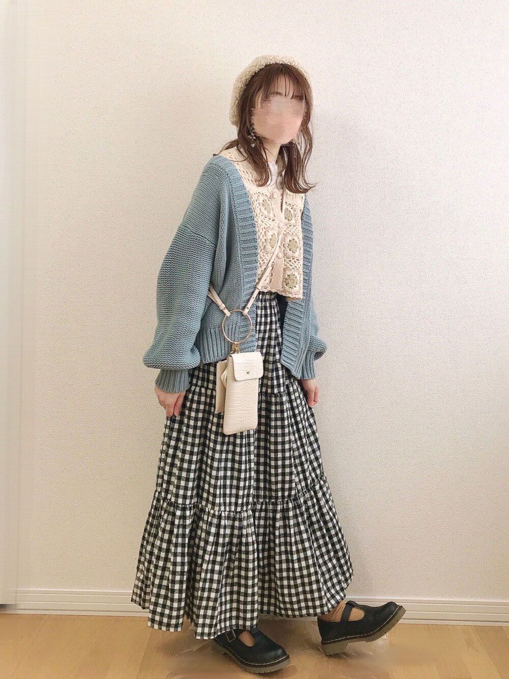 ホワイト系のベスト、ホワイト系のTシャツ/カットソー、ブルー系のカーディガン/ボレロを着用したレディースの春コーディネートの3枚目の写真