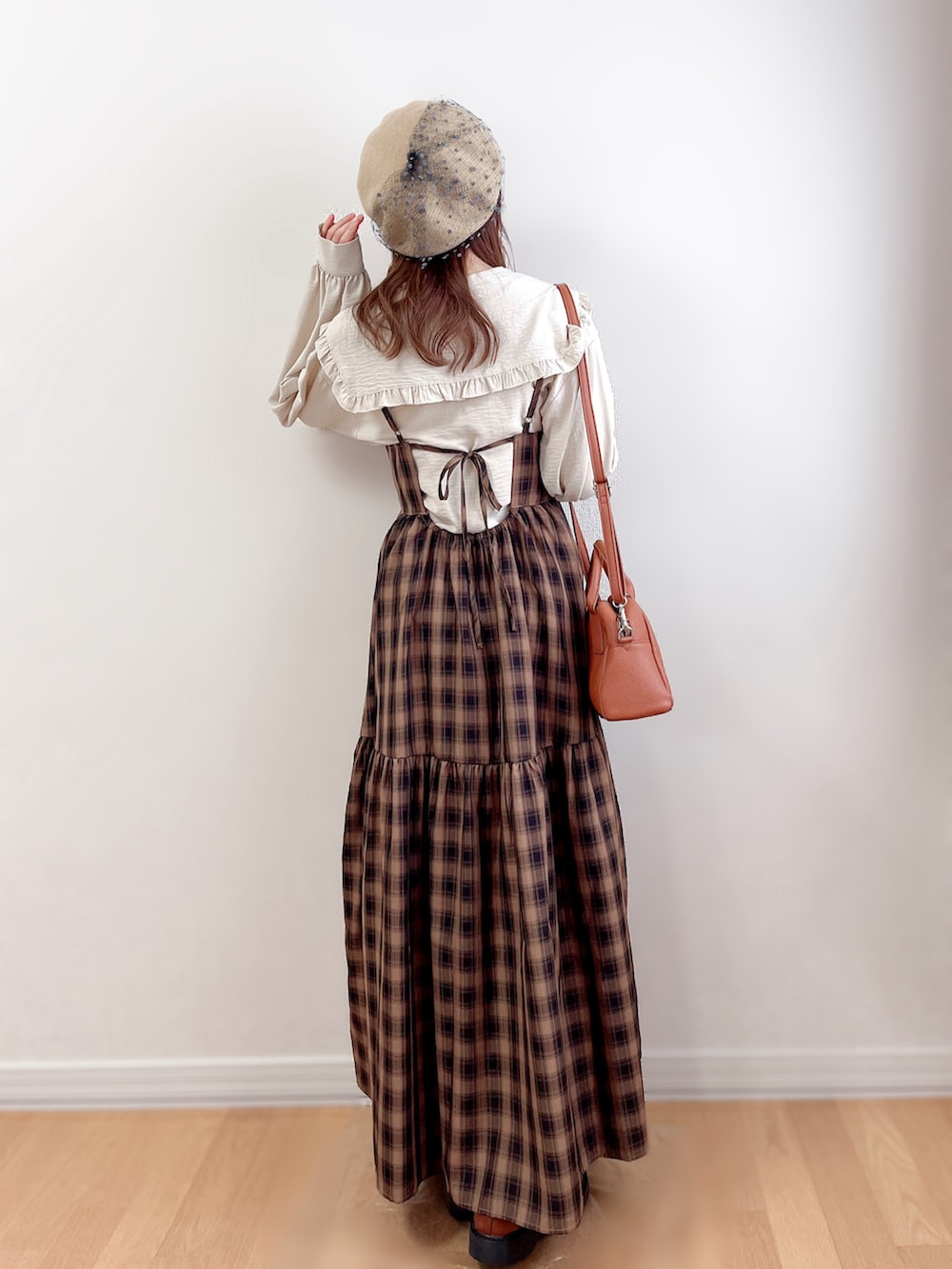 ベージュ系のワンピース、ベージュ系のシャツ/ブラウス、イエロー系のトートバッグを着用したレディースの冬コーディネートの3枚目の写真