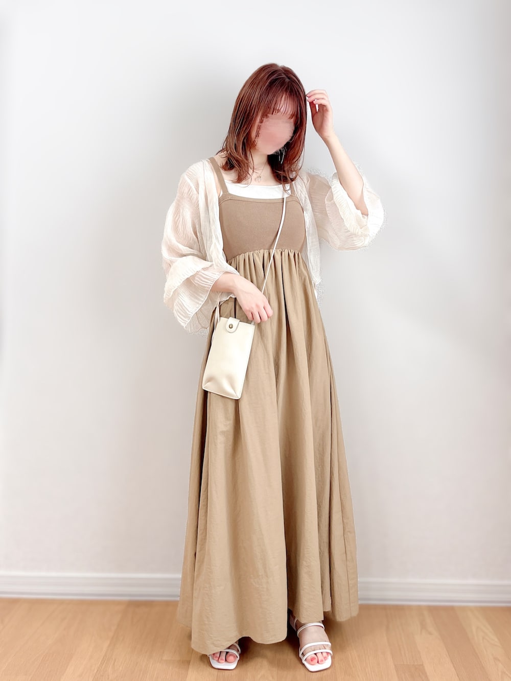 イエロー系のワンピース、ホワイト系のシャツ/ブラウス、ホワイト系のキャミソールを着用したレディースの夏コーディネートの3枚目の写真