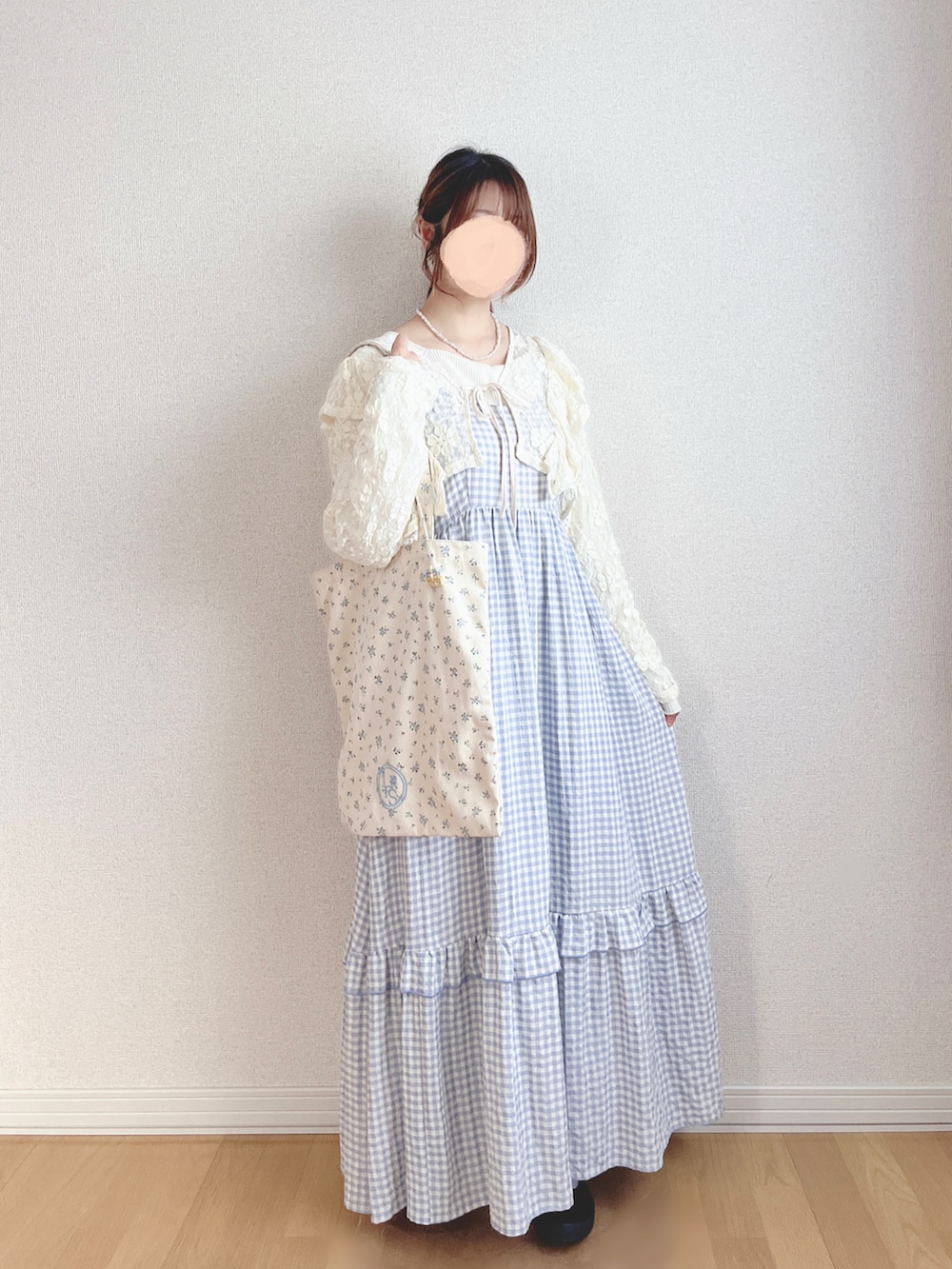 その他のトートバッグ、ホワイト系のカーディガン/ボレロ、ホワイト系のTシャツ/カットソーを着用したレディースの夏コーディネートの2枚目の写真