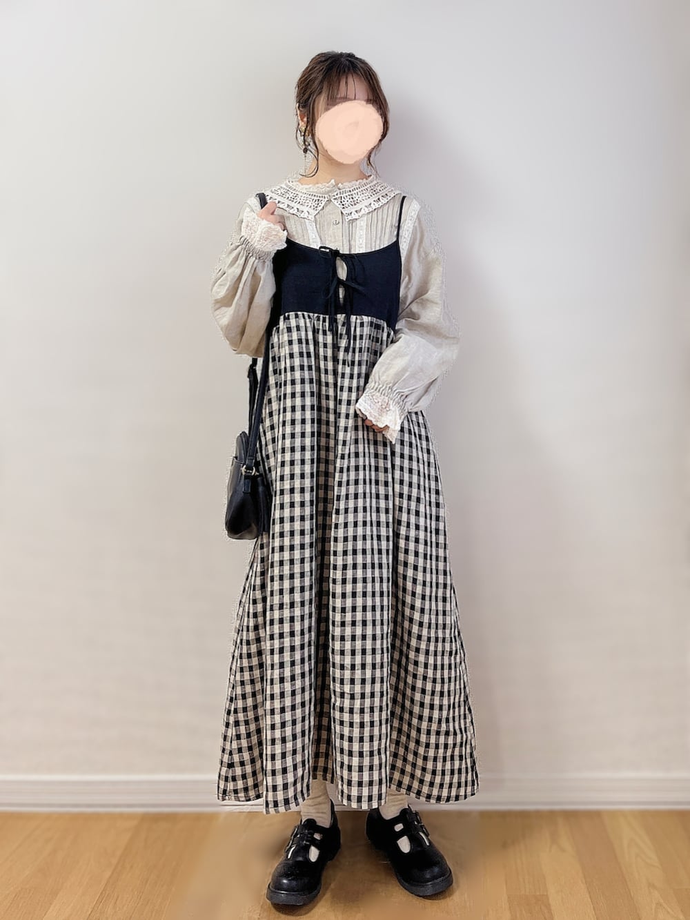 ベージュ系のシャツ/ブラウス、ブラック系のワンピース/ドレス、ブラック系のドレスシューズを着用したレディースの春コーディネートの2枚目の写真