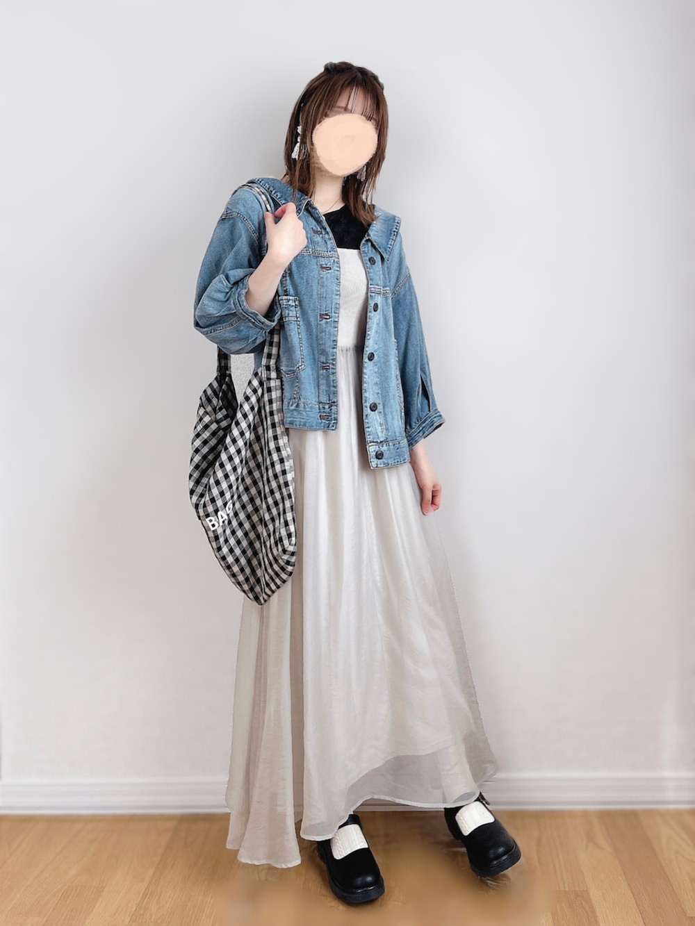 ベージュ系のワンピース、ブラック系のTシャツ/カットソー、ブルー系のデニムジャケットを着用したレディースの春コーディネートの2枚目の写真