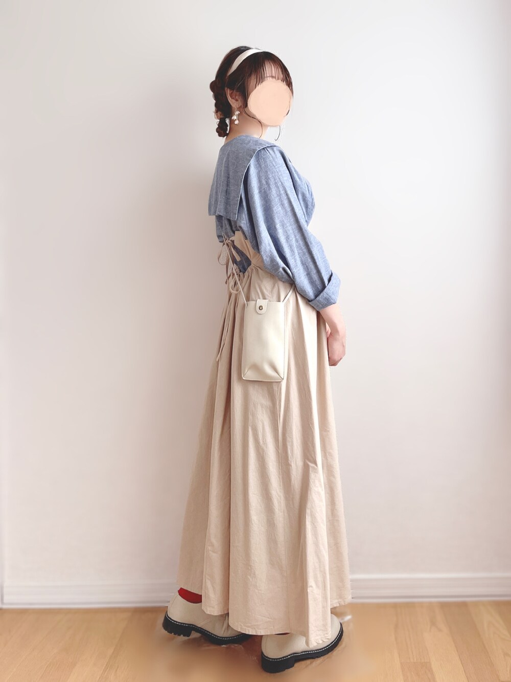 ホワイト系のショルダーバッグ、ベージュ系のその他シューズ、レッド系のソックス/靴下を着用したレディースの夏コーディネートの3枚目の写真