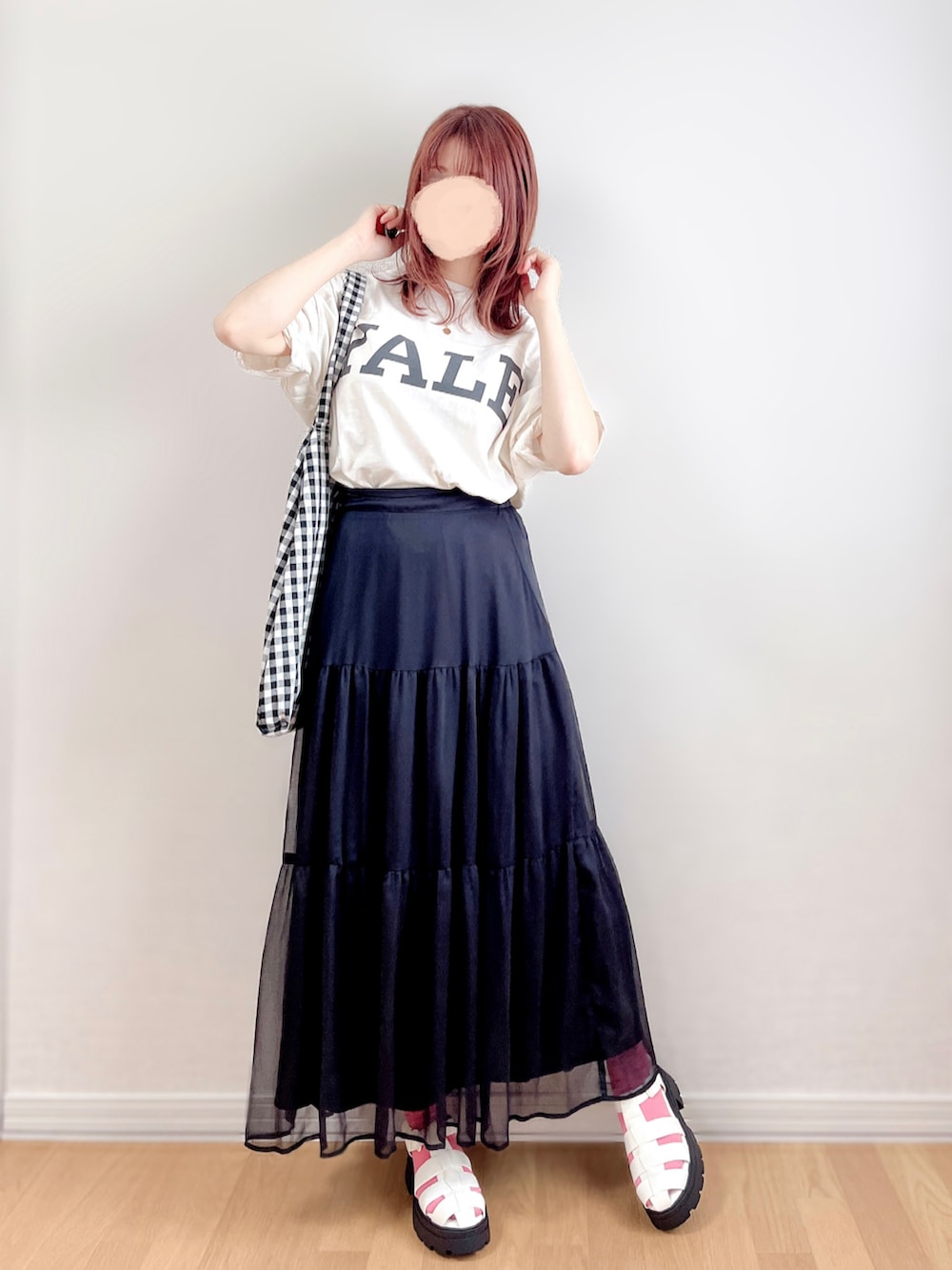 ホワイト系のTシャツ/カットソー、ブラック系のスカート、ブラック系のトートバッグを着用したレディースの夏コーディネートの3枚目の写真