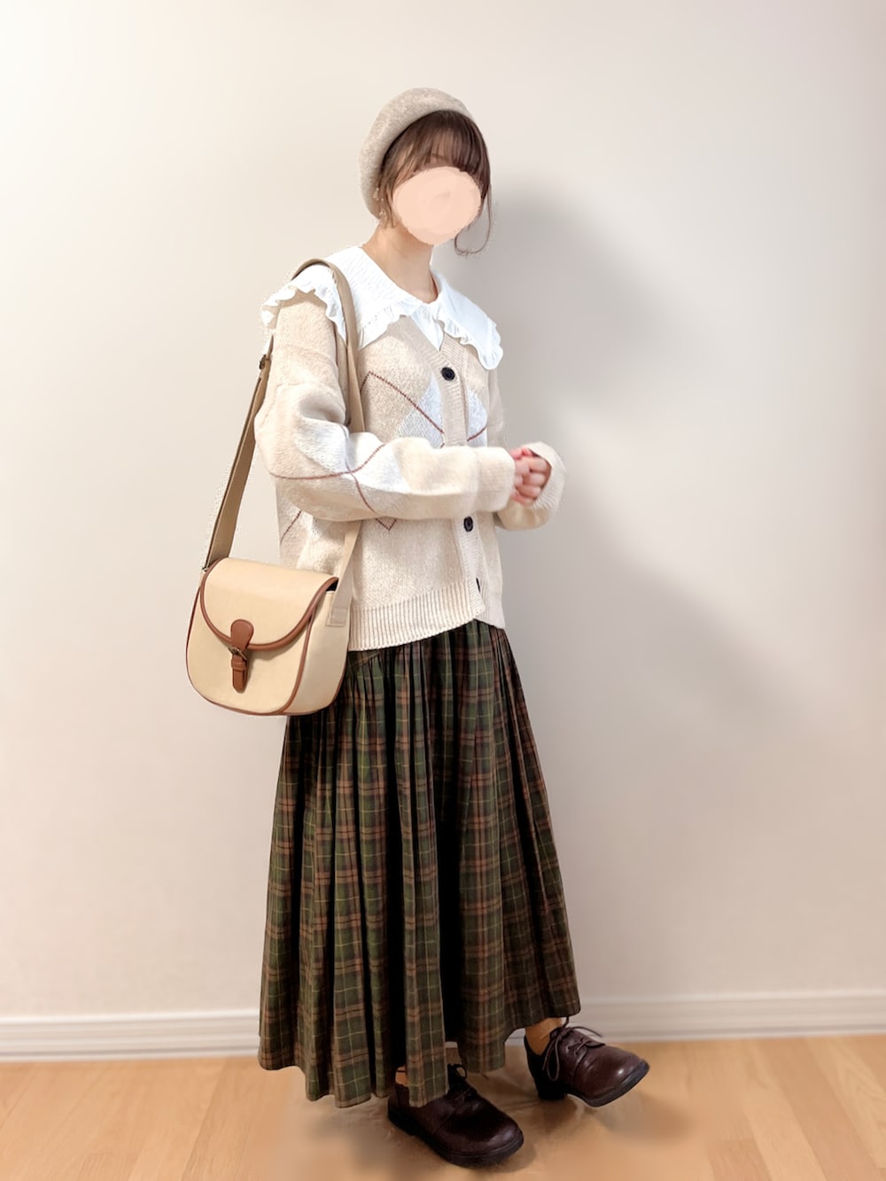 ベージュ系のカーディガン/ボレロ、ホワイト系のシャツ/ブラウス、ブラウン系のスカートを着用したレディースの秋コーディネートの4枚目の写真