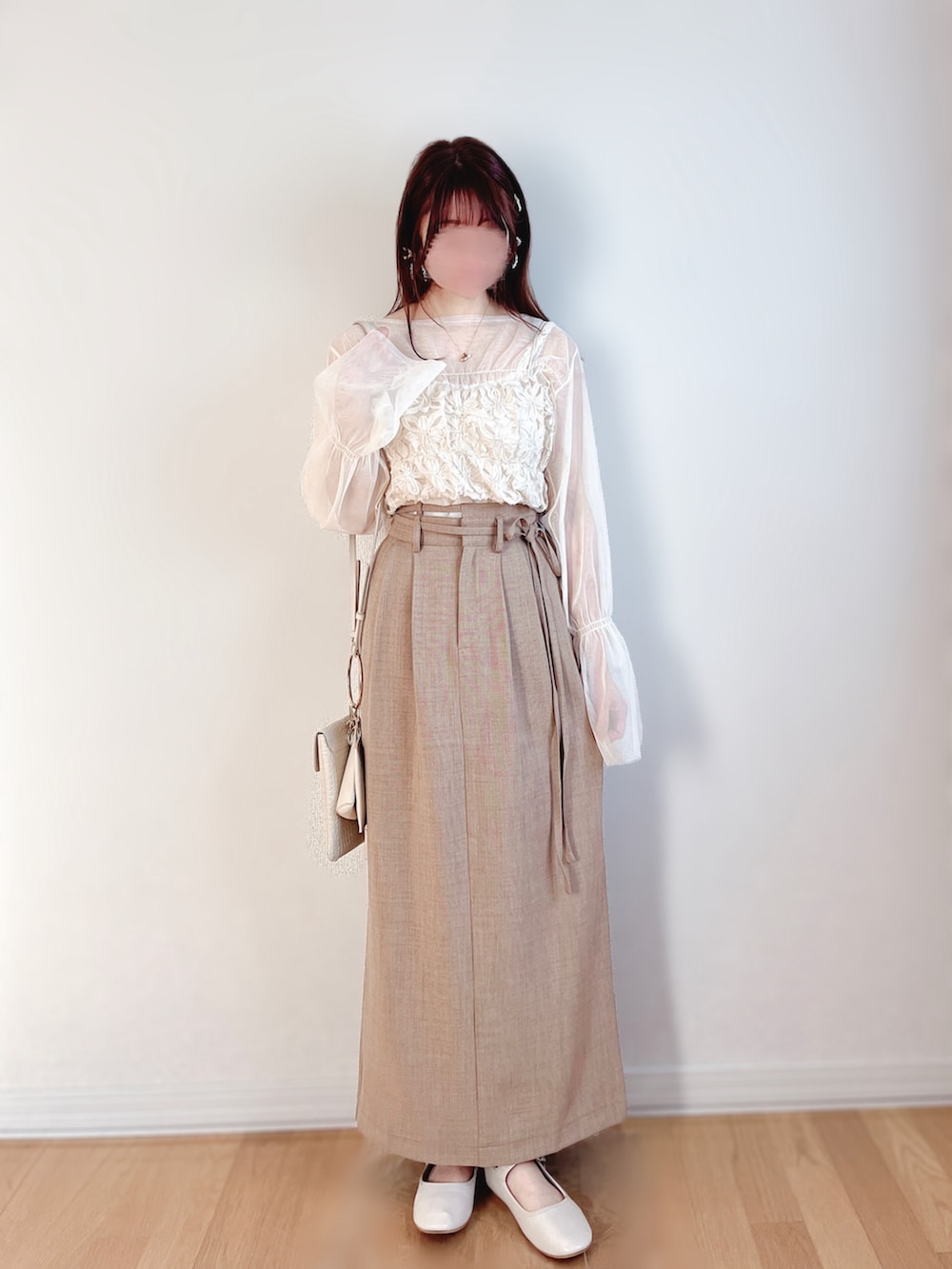 ホワイト系のベスト、ホワイト系のTシャツ/カットソー、ベージュ系のスカートを着用したレディースの春コーディネートの2枚目の写真